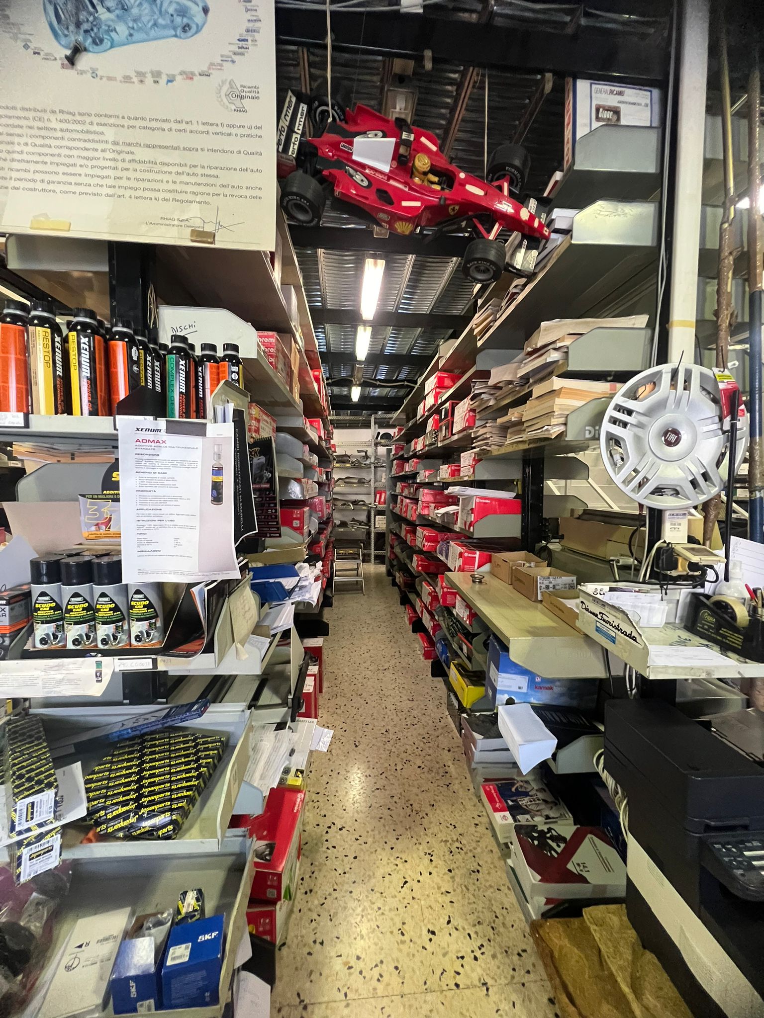 Scaffali di ricambi nel negozio