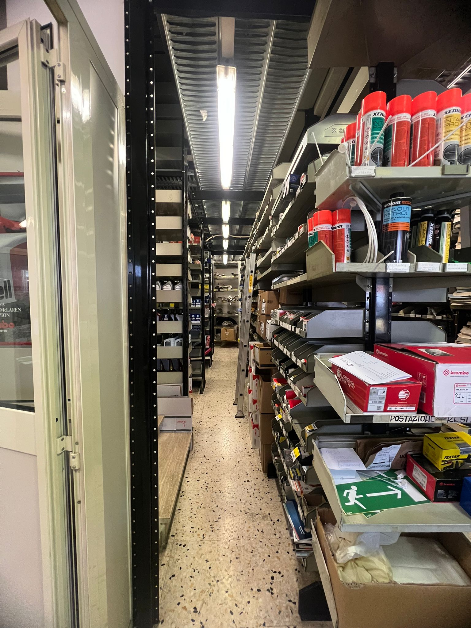Prodotti e componenti esposti in negozio